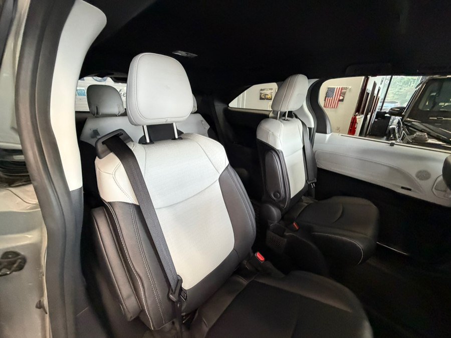 Used 2025 Toyota Sienna XSE FWD image 49
