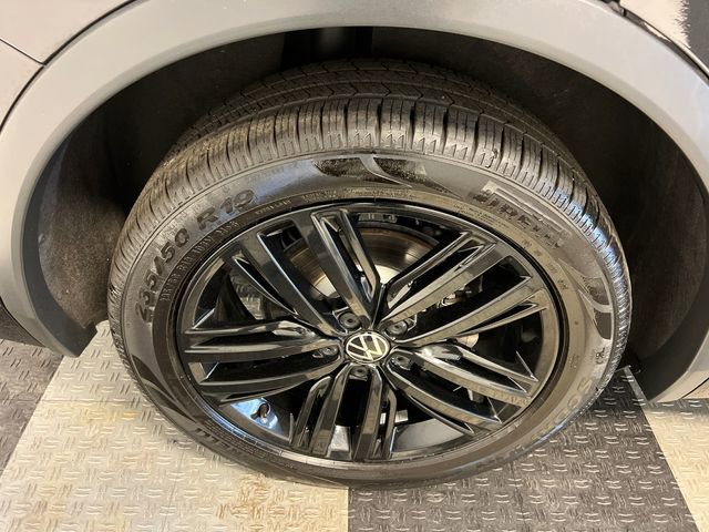Certified 2022 Volkswagen Tiguan SE R-Line FWD image 15