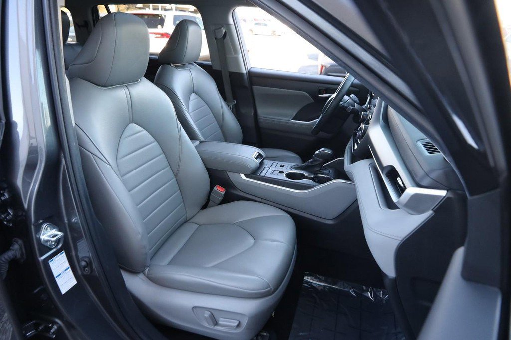 Used 2022 Toyota Highlander XLE image 27