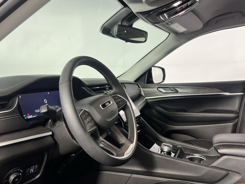 Used 2023 Jeep Grand Cherokee Limited image 22