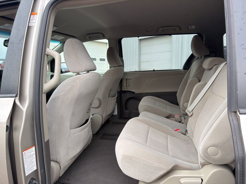 Used 2015 Toyota Sienna LE image 22