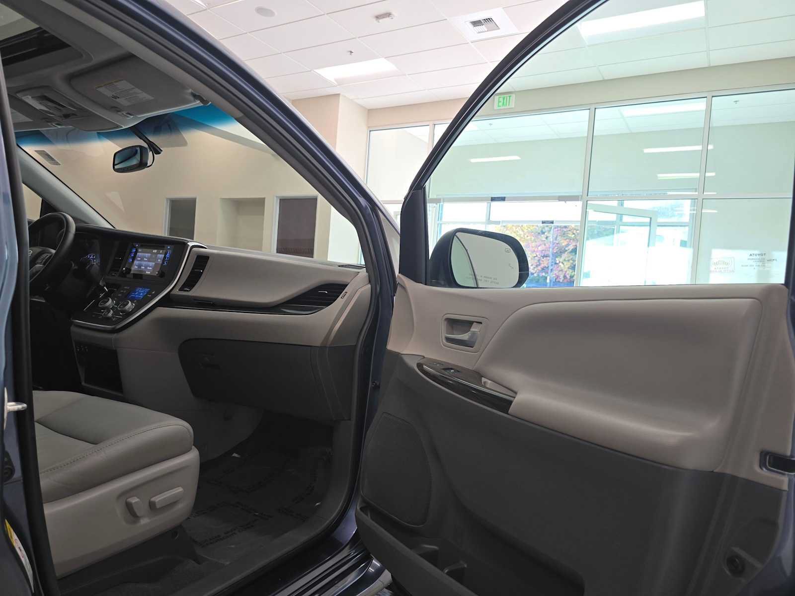 Used 2017 Toyota Sienna XLE FWD image 28