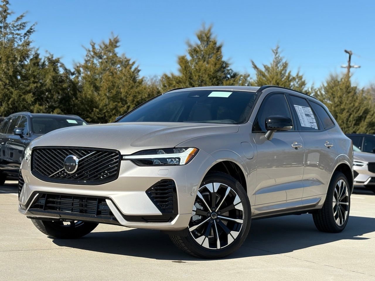 New 2026 Volvo XC60 T8 Plus w/ Protection Package Premier video 2