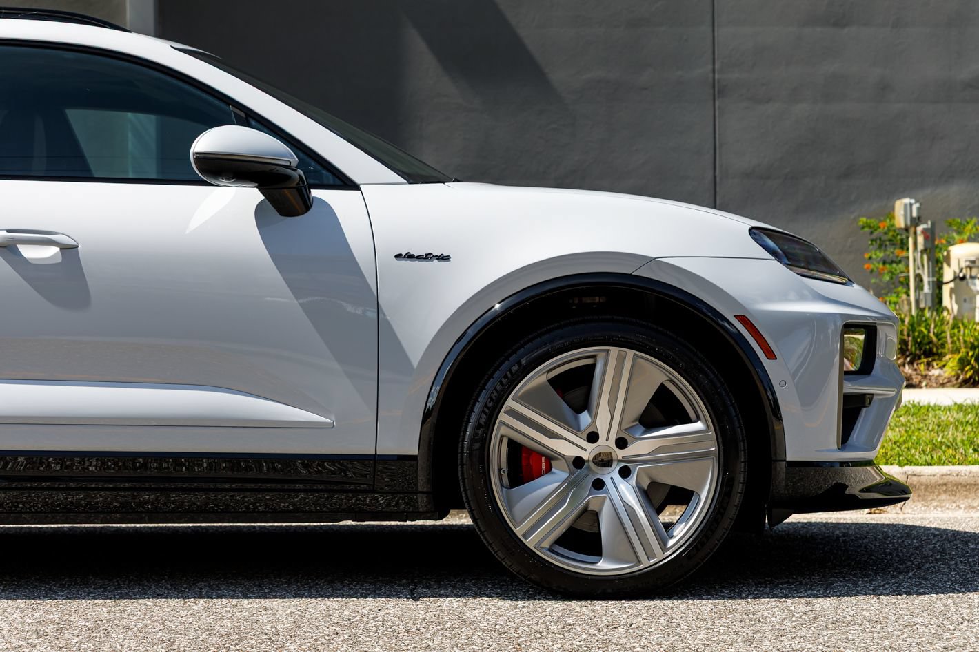 Used 2025 Porsche Macan Turbo Electric AWD/4WD image 10