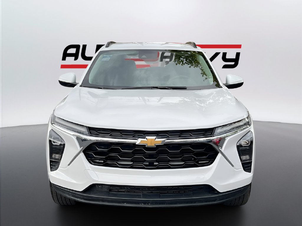 Used 2026 Chevrolet Trax LT FWD image 2