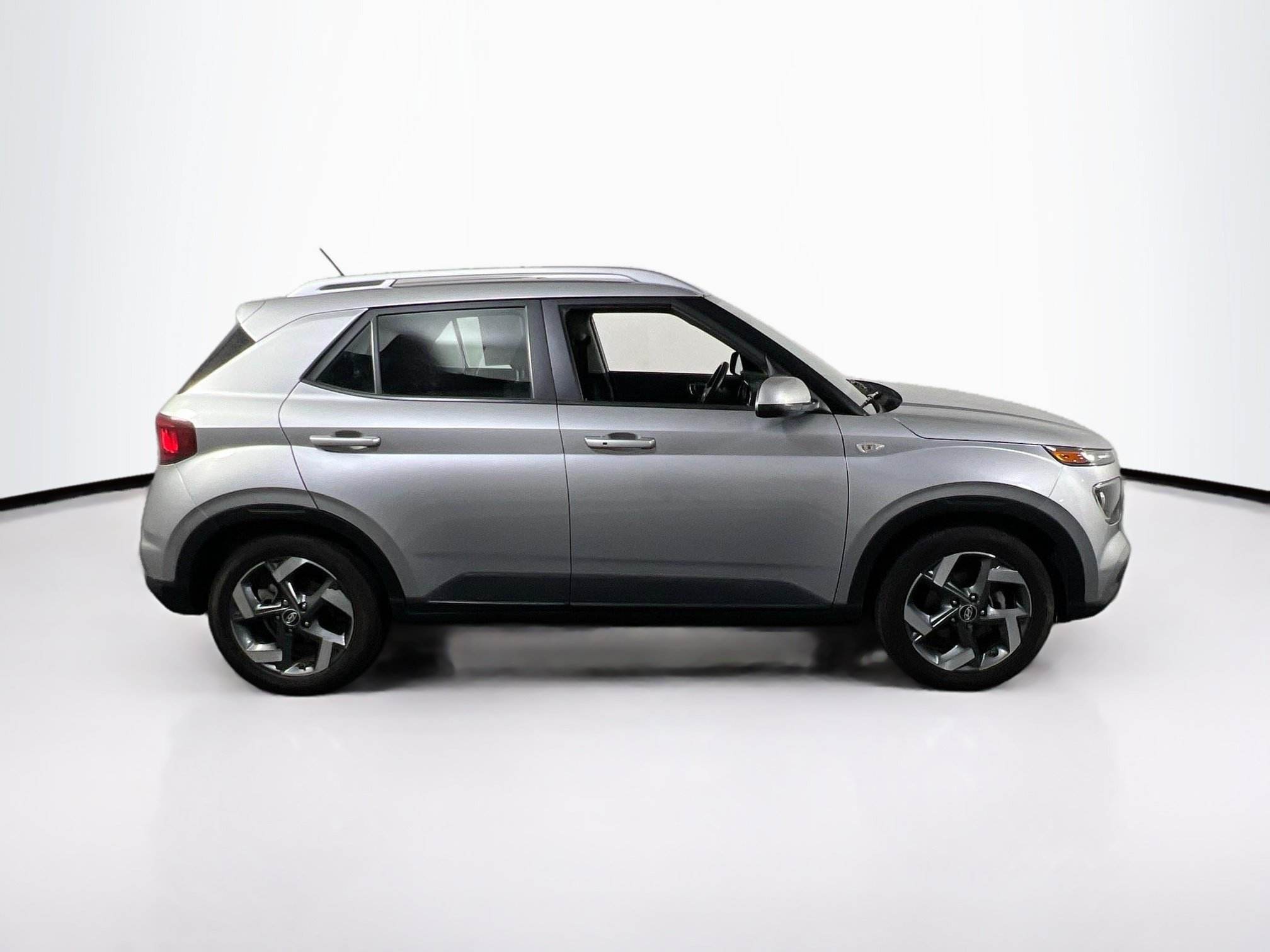 Used 2024 Hyundai Venue SEL FWD image 4