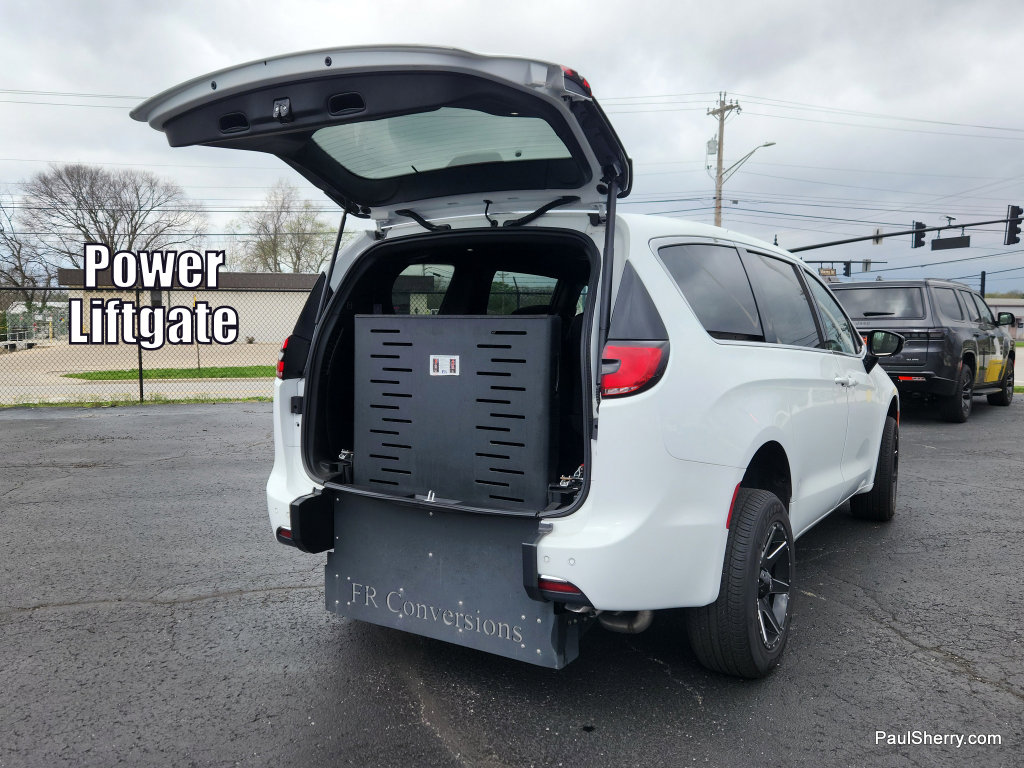 Used 2024 Chrysler Pacifica Touring FWD image 18
