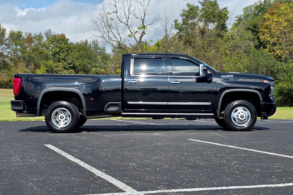 Used 2025 Chevrolet Silverado 3500 High Country w/ High Country Premium Package AWD/4WD image 4
