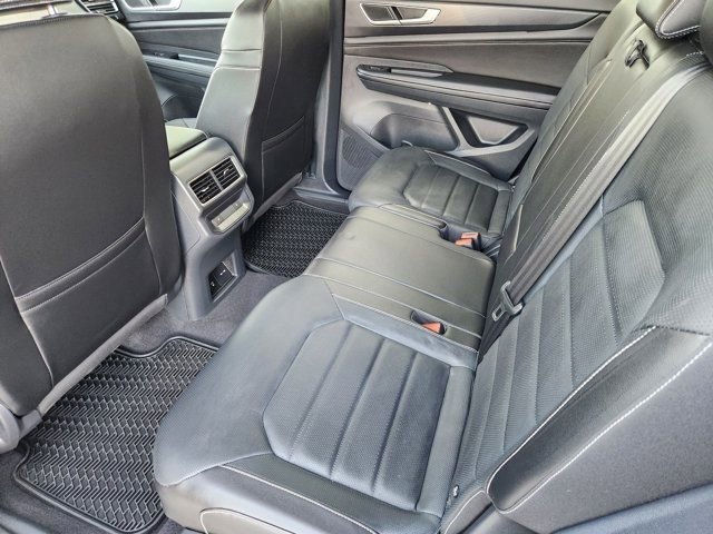 Used 2024 Volkswagen Atlas Cross Sport SEL R-Line image 32