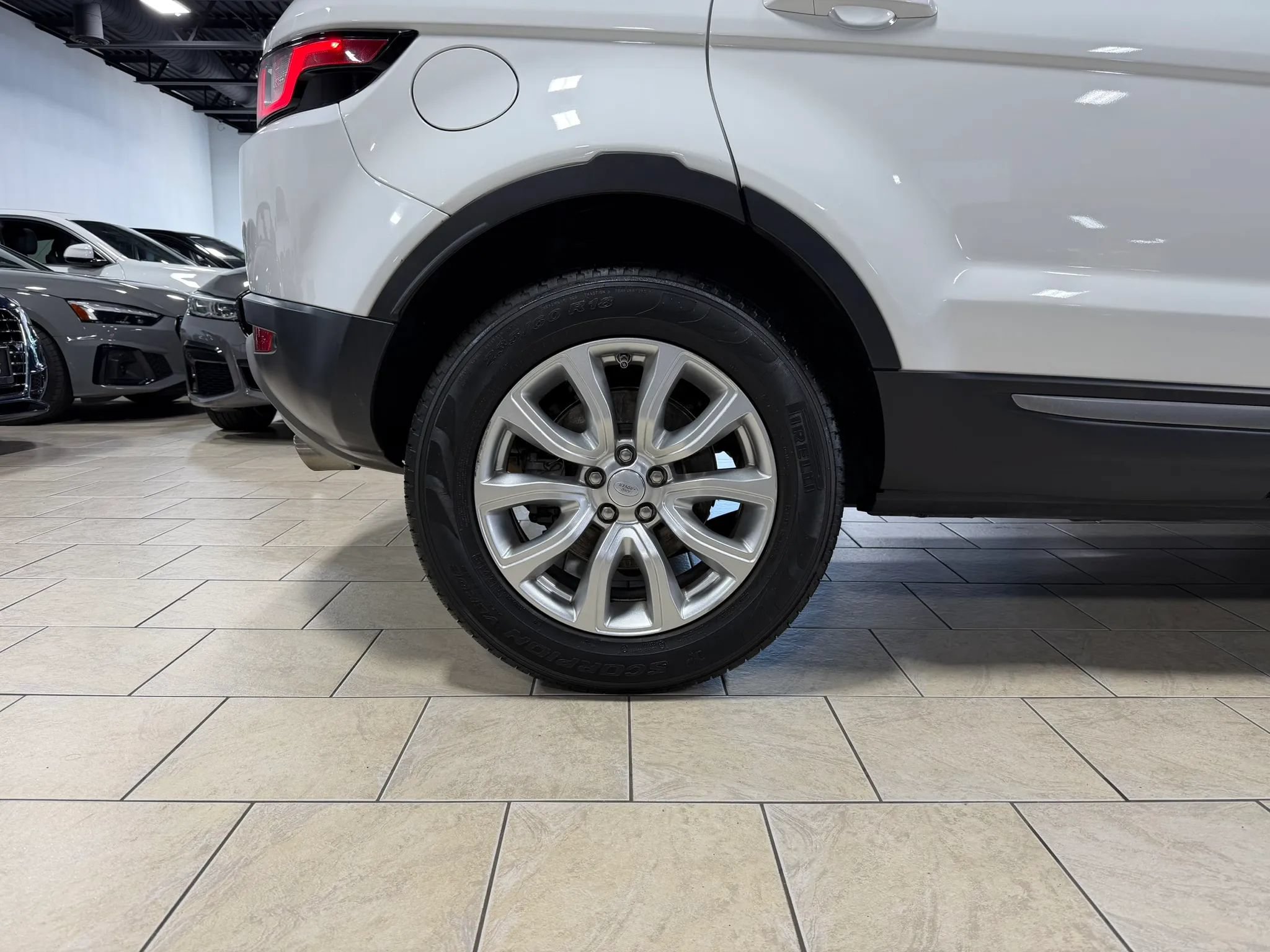 Used 2018 Land Rover Range Rover Evoque SE AWD/4WD image 34