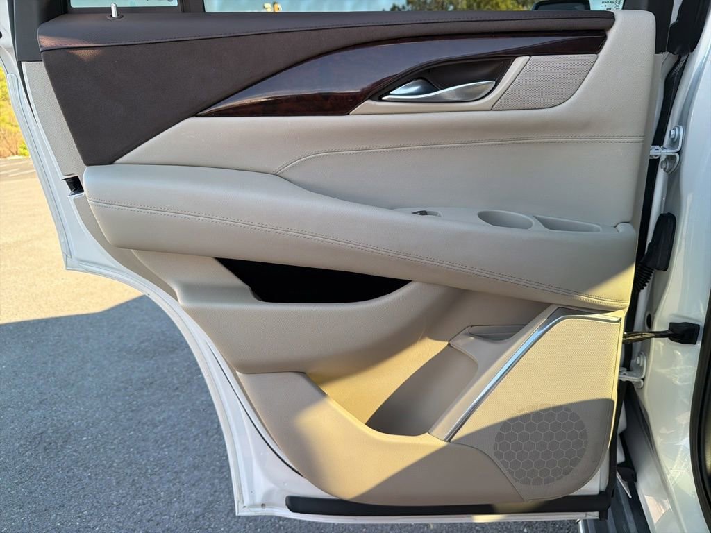 Used 2016 Cadillac Escalade Luxury image 24