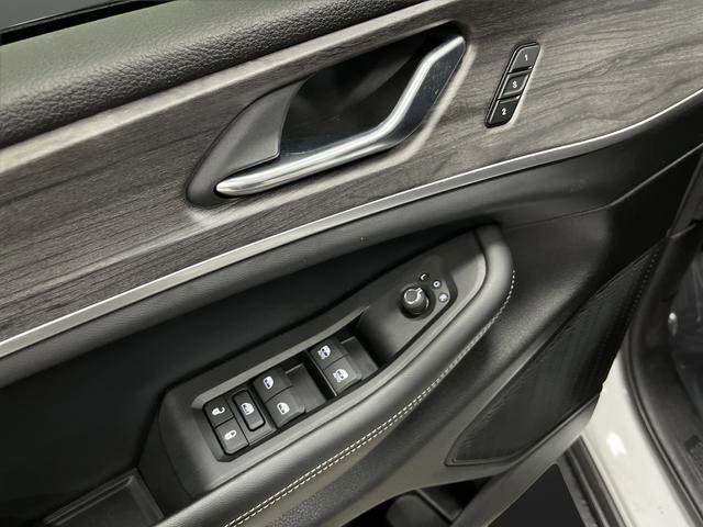 Used 2025 Jeep Grand Cherokee Limited w/ Black Appearance Package image 28