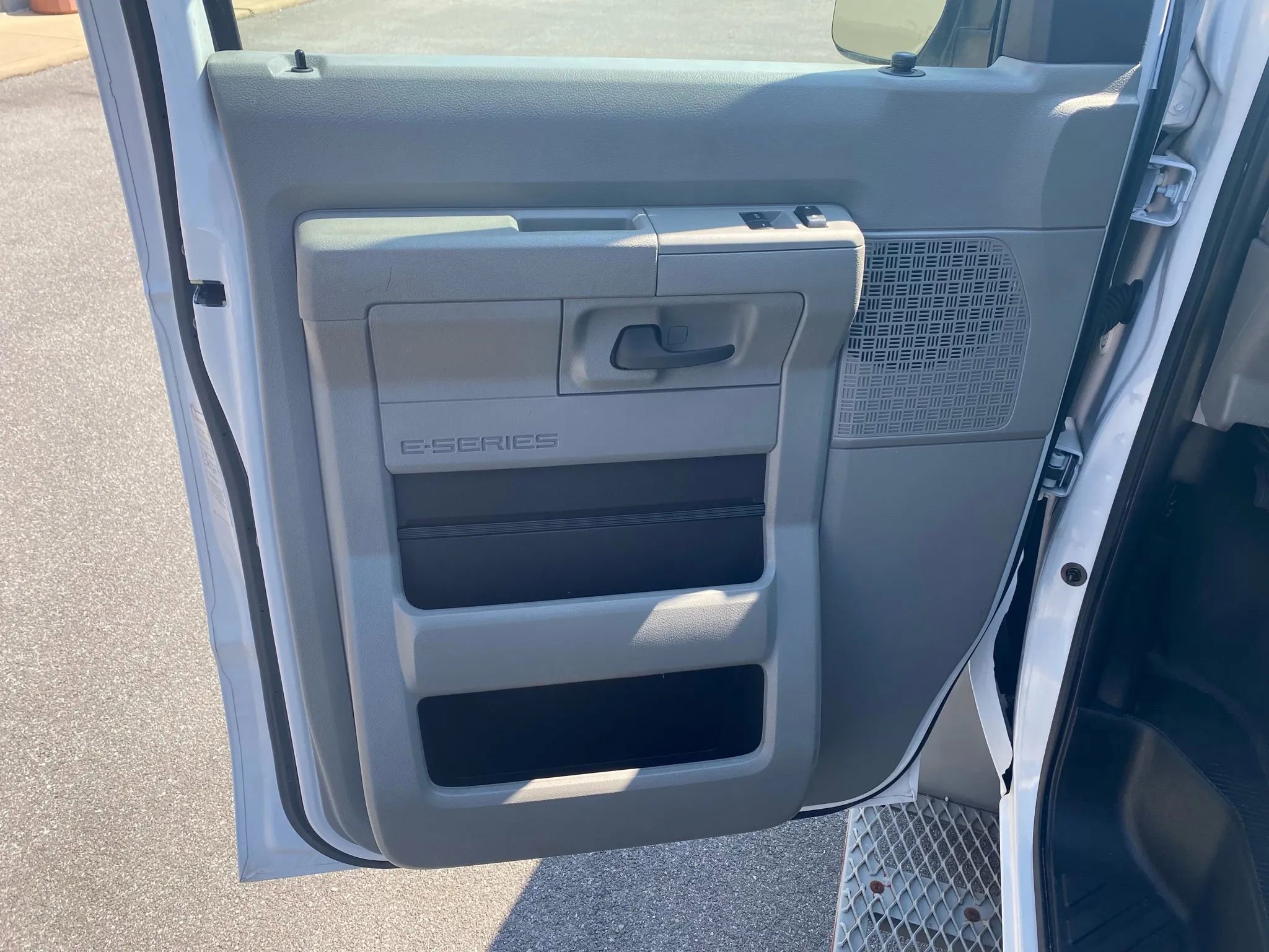 Used 2013 Ford E-350 and Econoline 350 Extended Super Duty w/ PWR Group RWD image 9