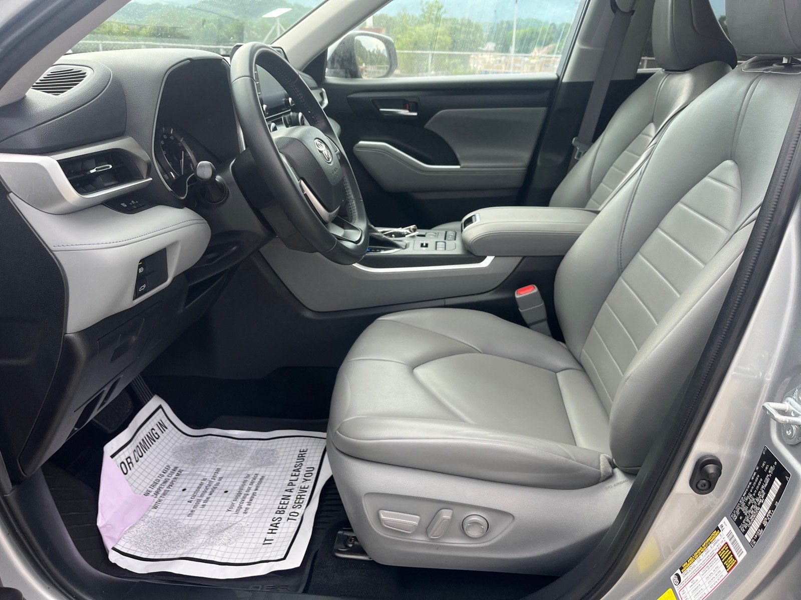 Used 2022 Toyota Highlander XLE AWD/4WD image 17