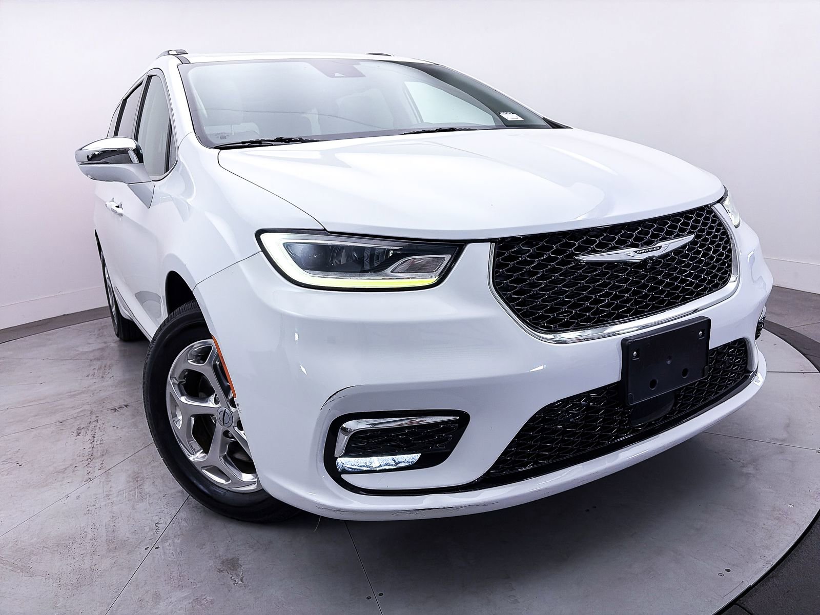 Used 2021 Chrysler Pacifica Limited w/ Premium & Safety Sphere Group image 9