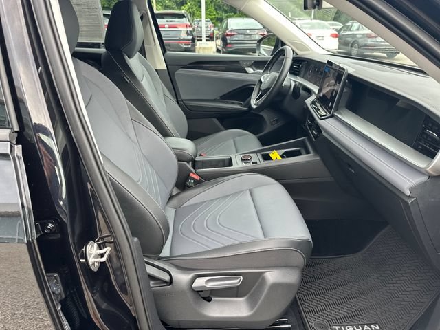 Certified 2025 Volkswagen Tiguan SE AWD/4WD image 36