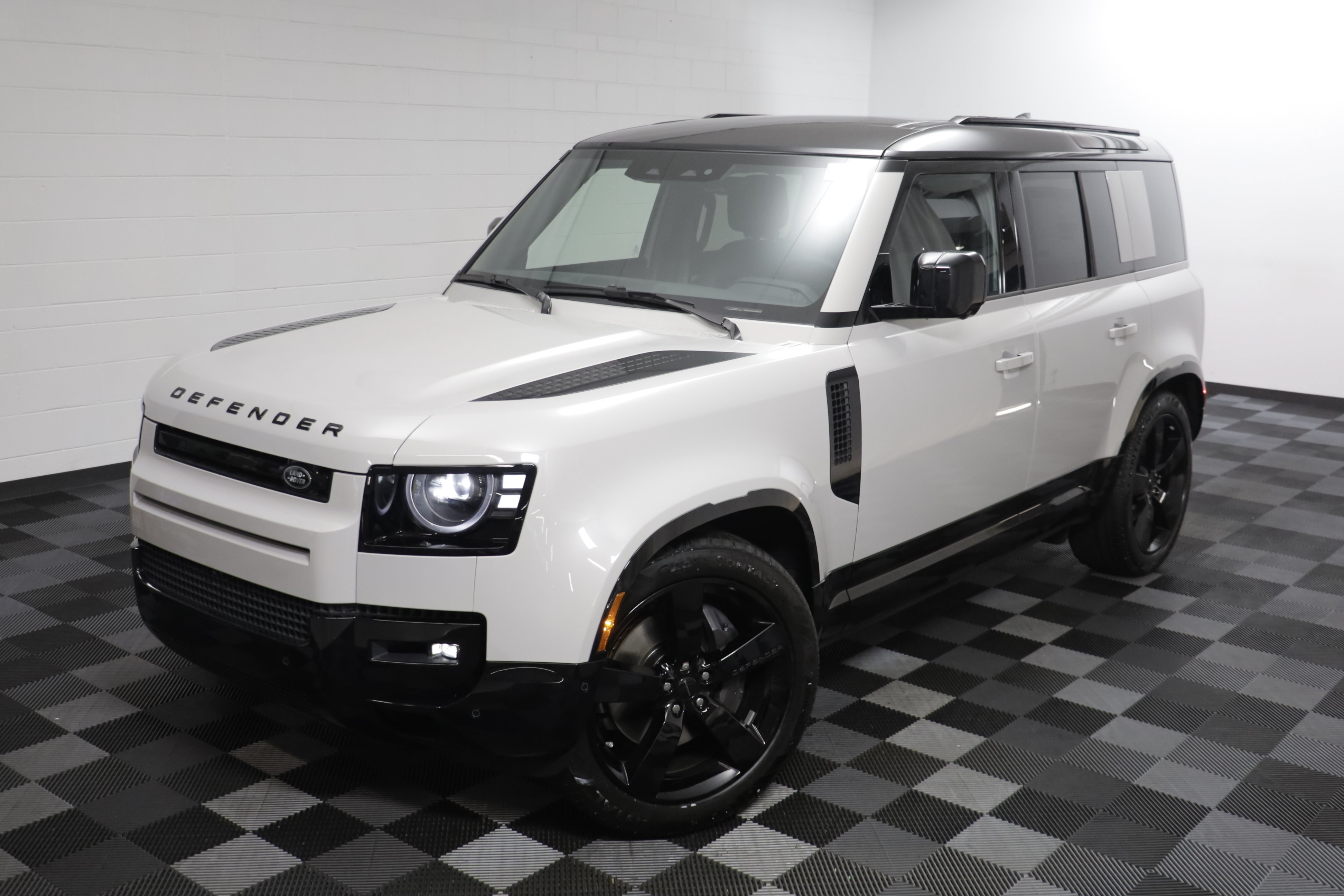 New 2026 Land Rover Defender 110 X-Dynamic SE AWD/4WD image 2