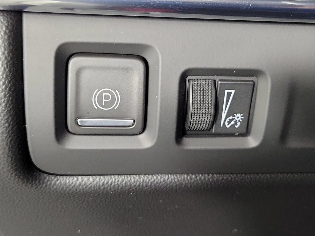 Used 2023 Cadillac XT4 Luxury w/ Cold Weather Package FWD image 22