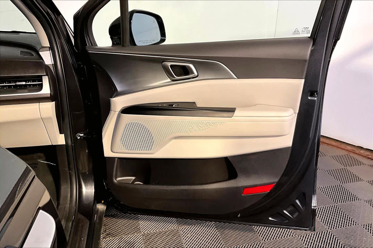 Used 2023 Kia Carnival LX FWD image 23