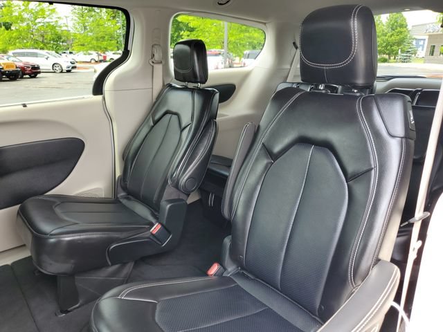 Used 2024 Chrysler Pacifica Touring-L FWD image 32