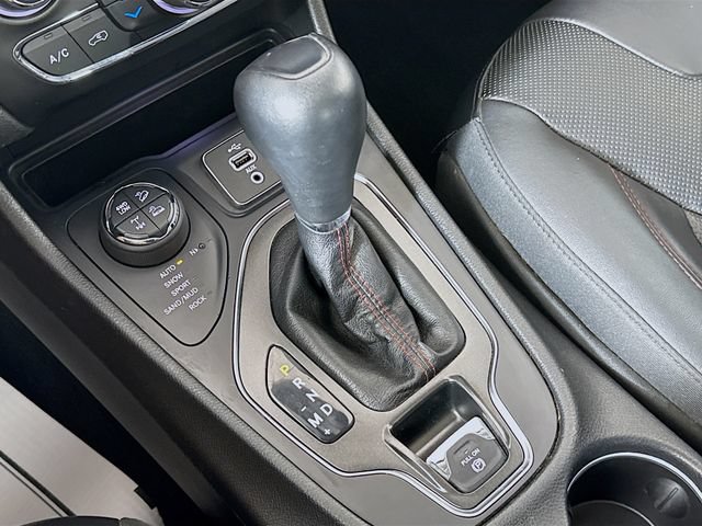 Used 2019 Jeep Cherokee Trailhawk AWD/4WD image 17