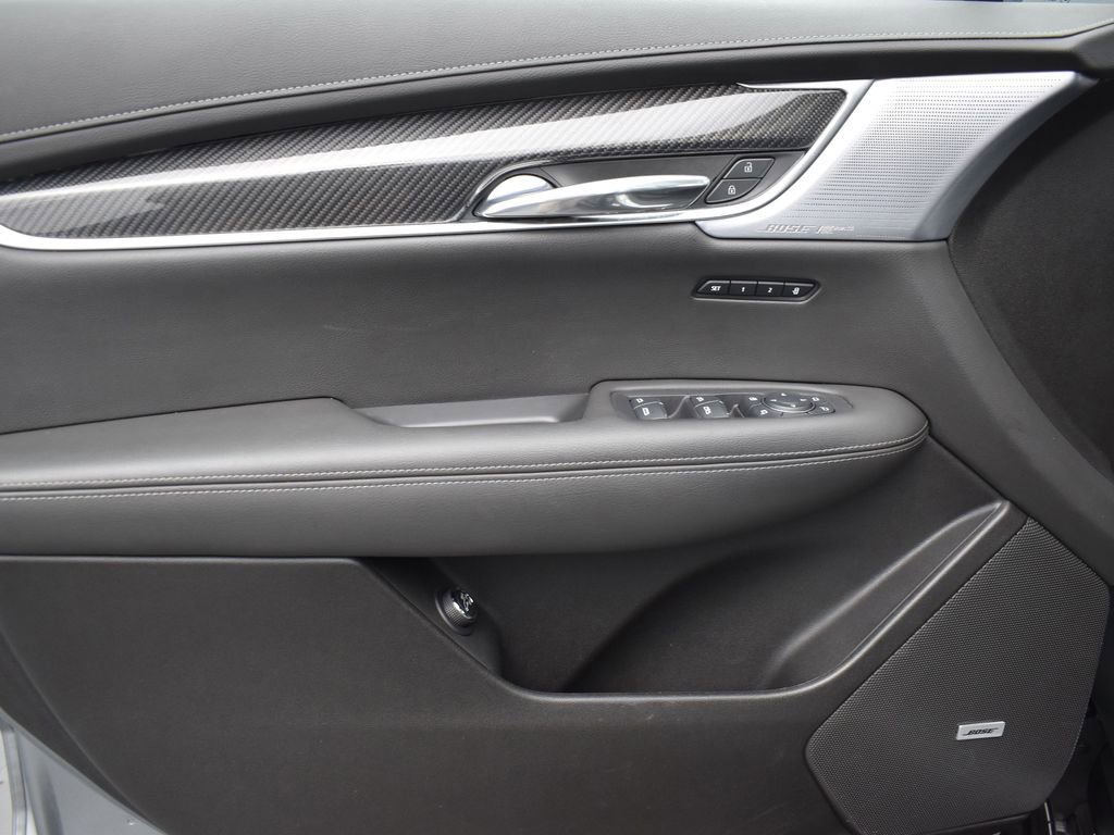 Used 2024 Cadillac XT6 Sport w/ LPO, ONYX Package image 11