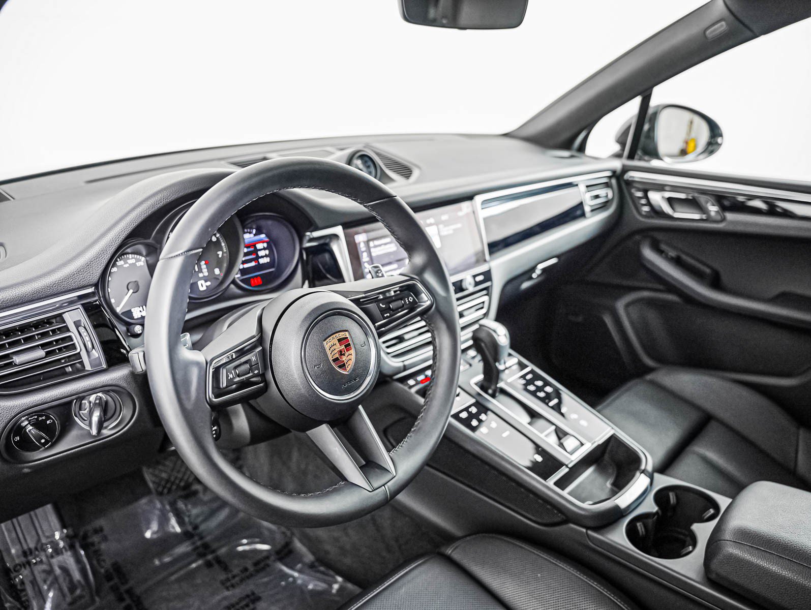 Certified 2026 Porsche Macan AWD/4WD image 4