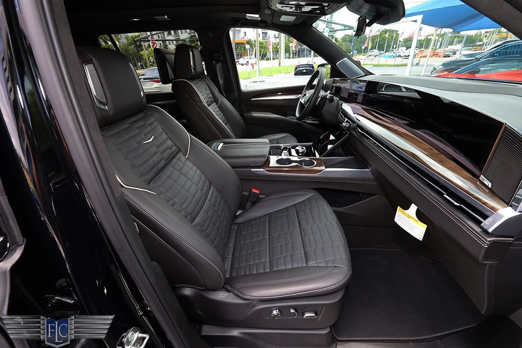 Used 2026 Cadillac Escalade ESV Platinum Sport AWD/4WD image 16