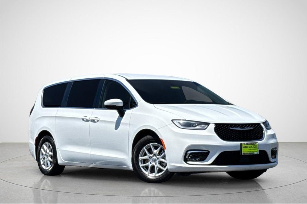 Used 2023 Chrysler Pacifica Touring-L FWD image 2