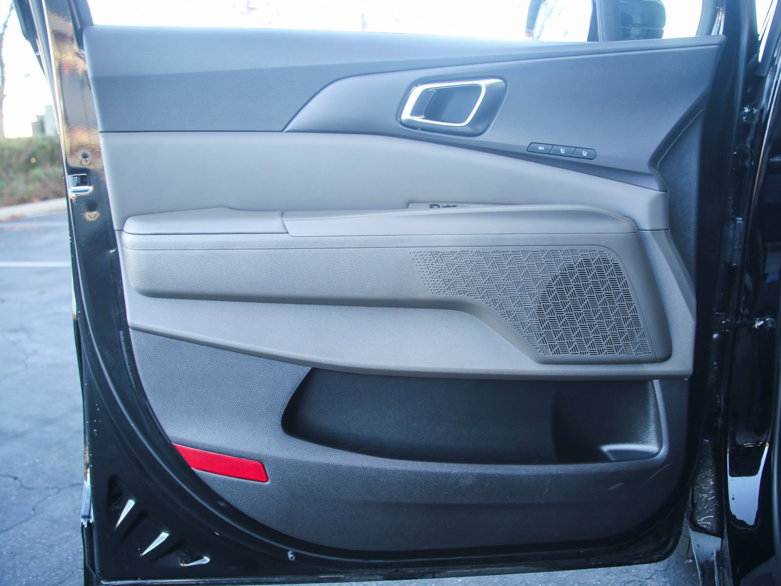 Used 2025 Kia Carnival EX image 16