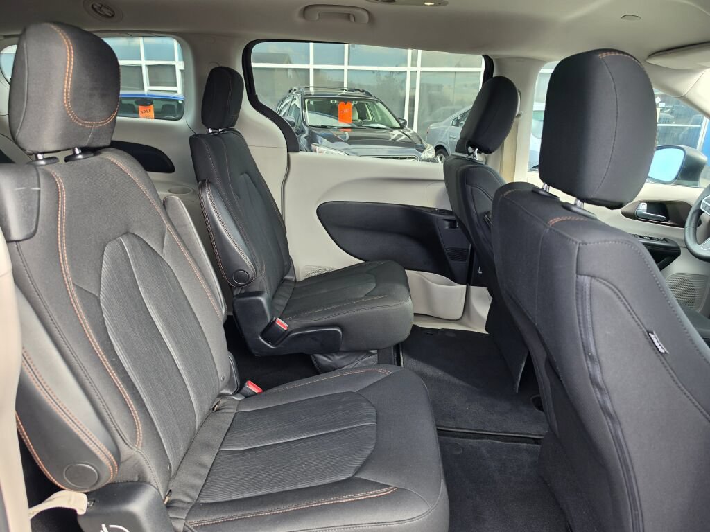 Used 2017 Chrysler Pacifica LX w/ Tire & Wheel Group FWD image 13