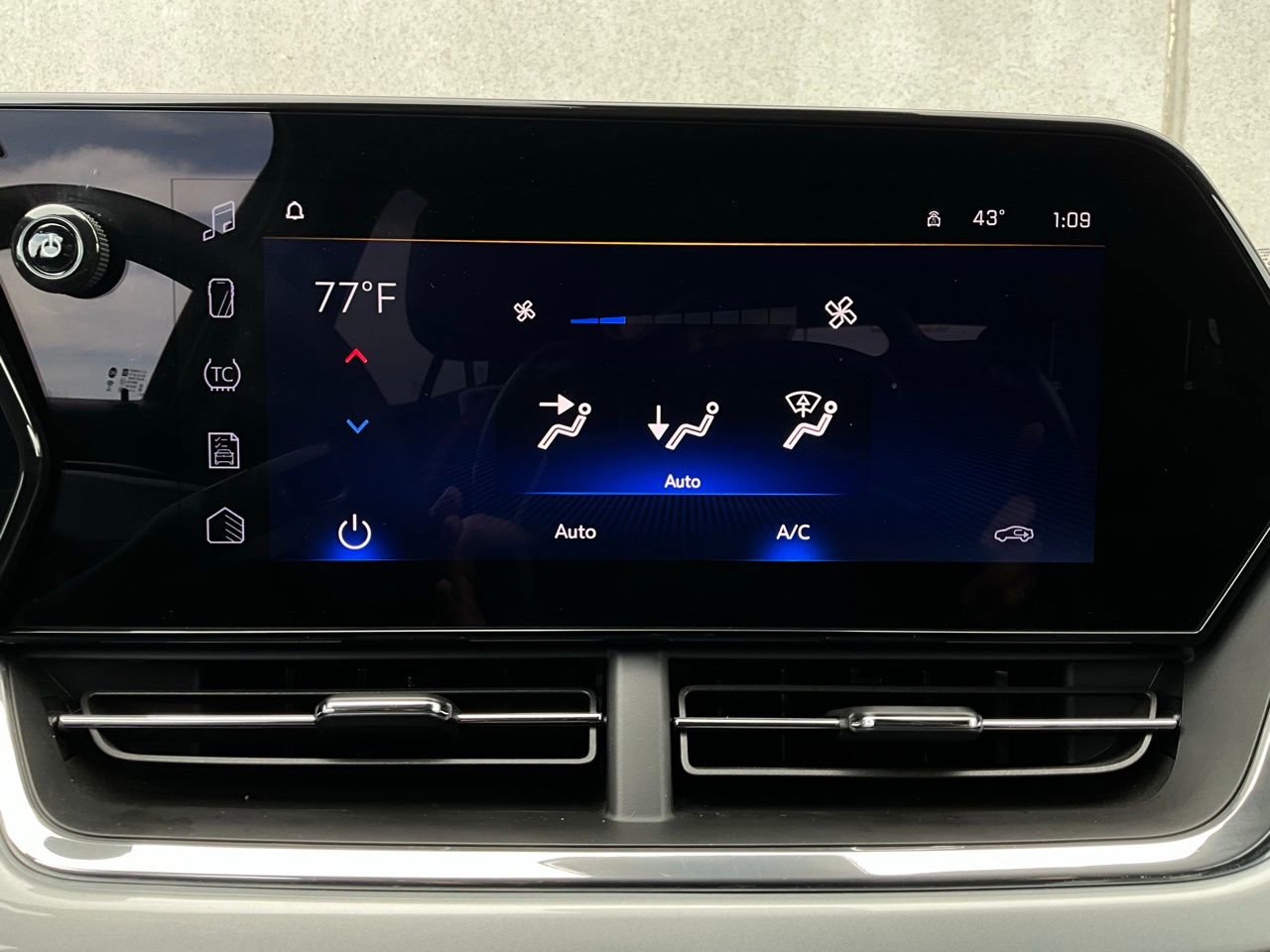 Used 2025 Chevrolet Trax LT image 28