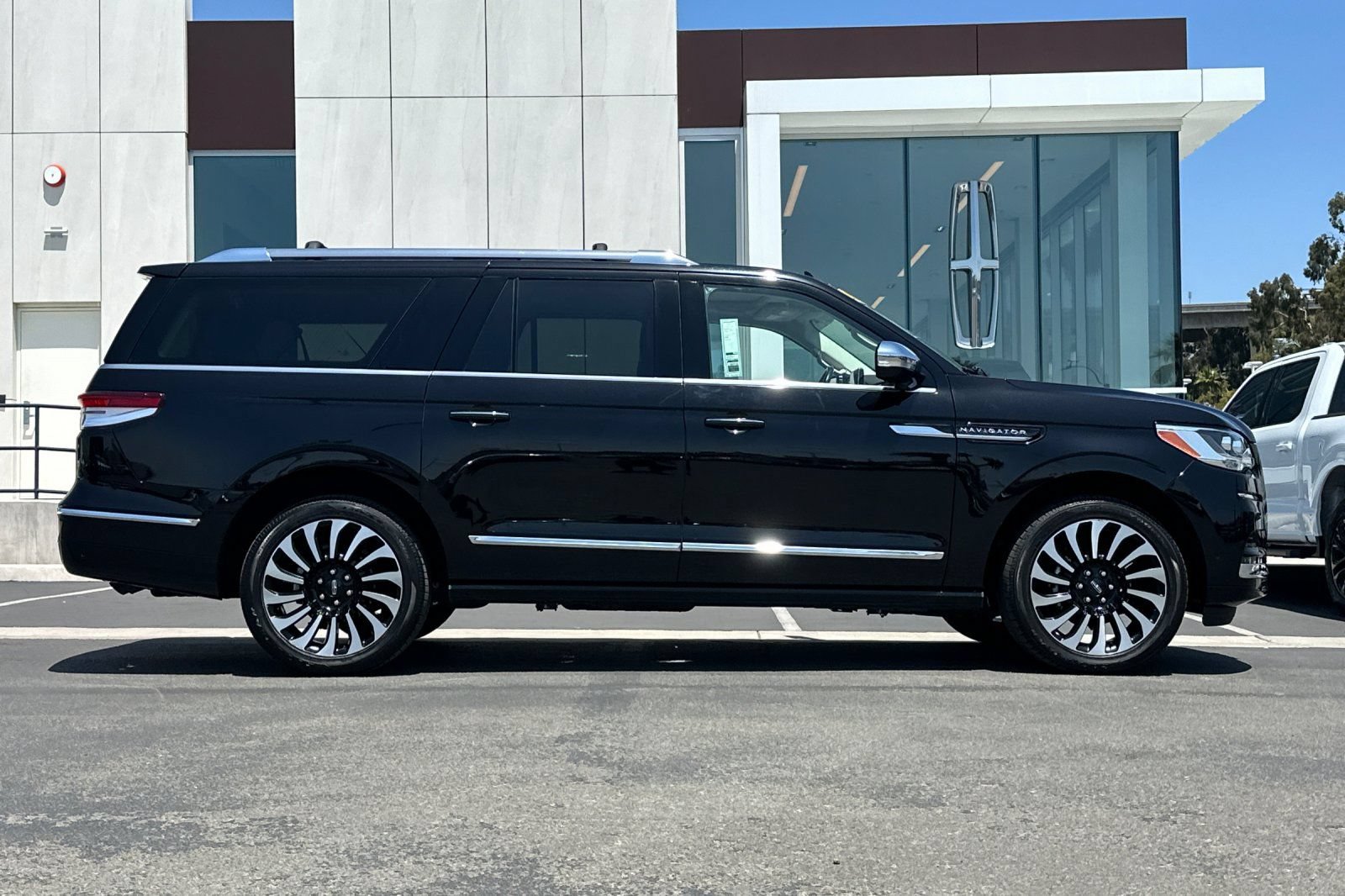 Certified 2023 Lincoln Navigator L Black Label AWD/4WD image 2