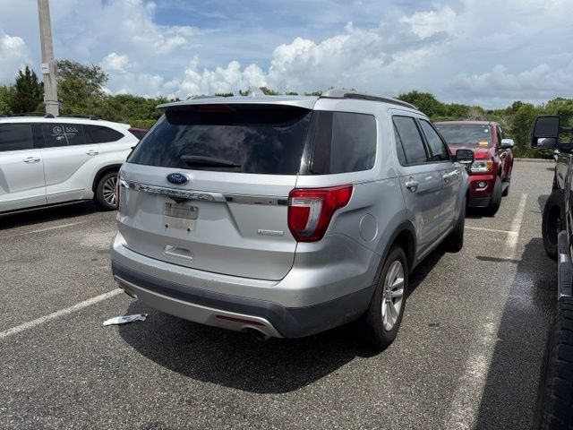 Used 2017 Ford Explorer XLT w/ Equipment Group 201A FWD image 3