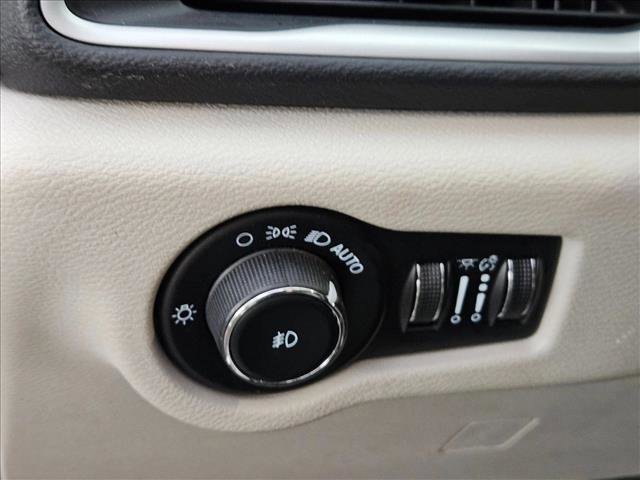 Used 2023 Chrysler Pacifica Touring-L FWD image 23