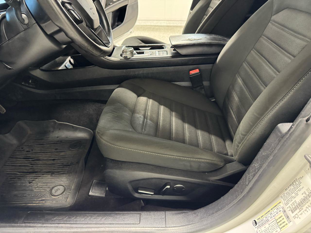 Used 2020 Ford Fusion SE image 12