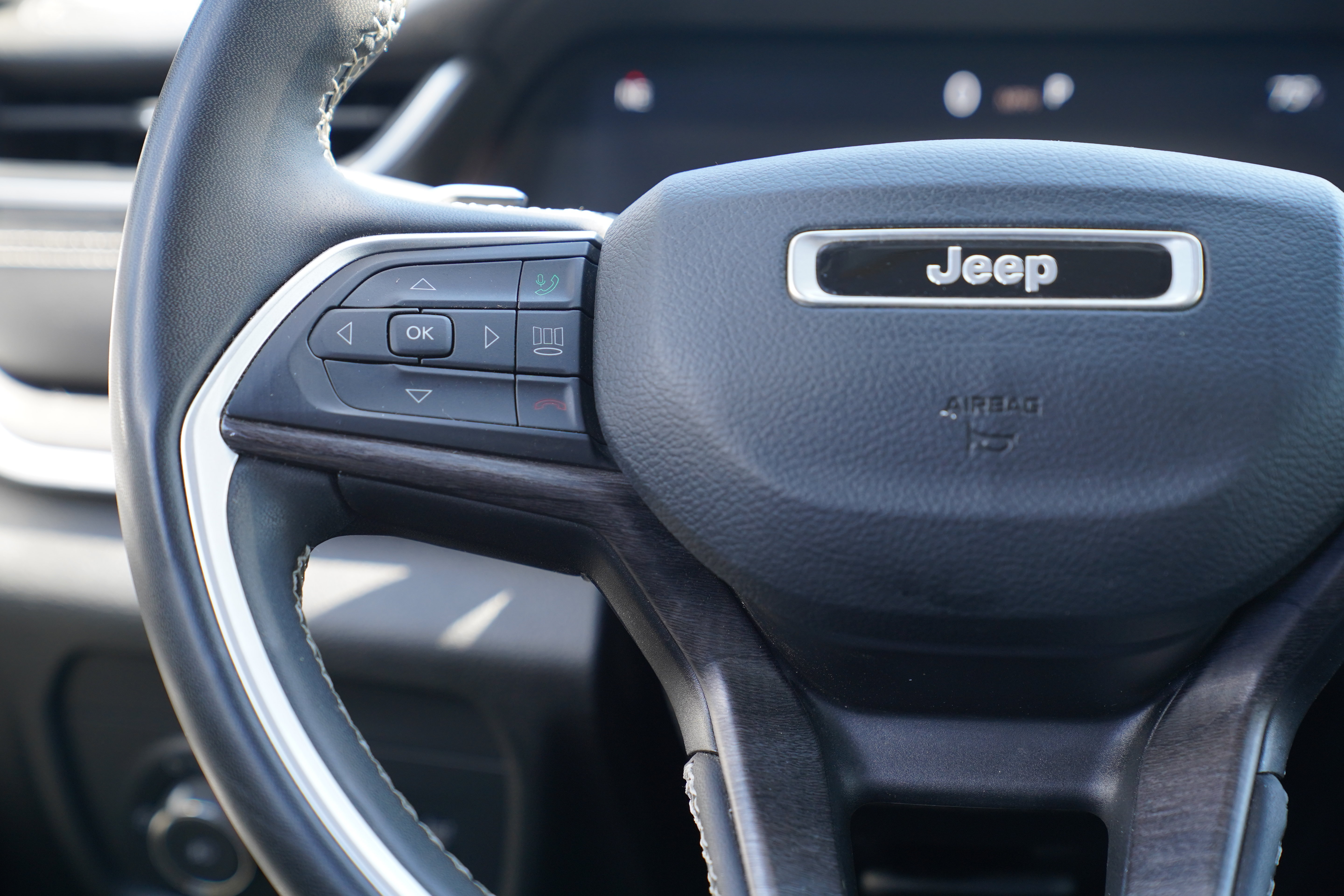 Used 2023 Jeep Grand Cherokee Limited AWD/4WD image 18