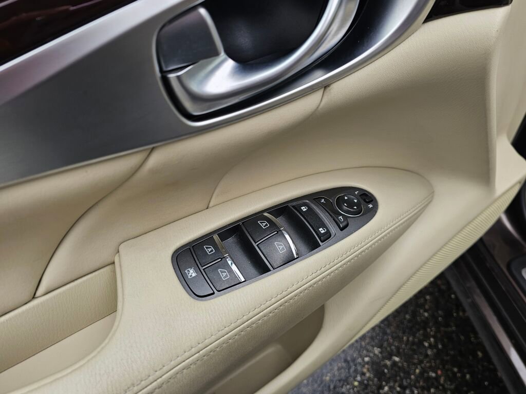 Used 2018 INFINITI Q70 Luxe image 26