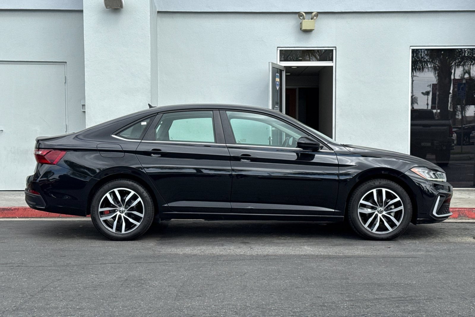 Used 2025 Volkswagen Jetta SE FWD image 3