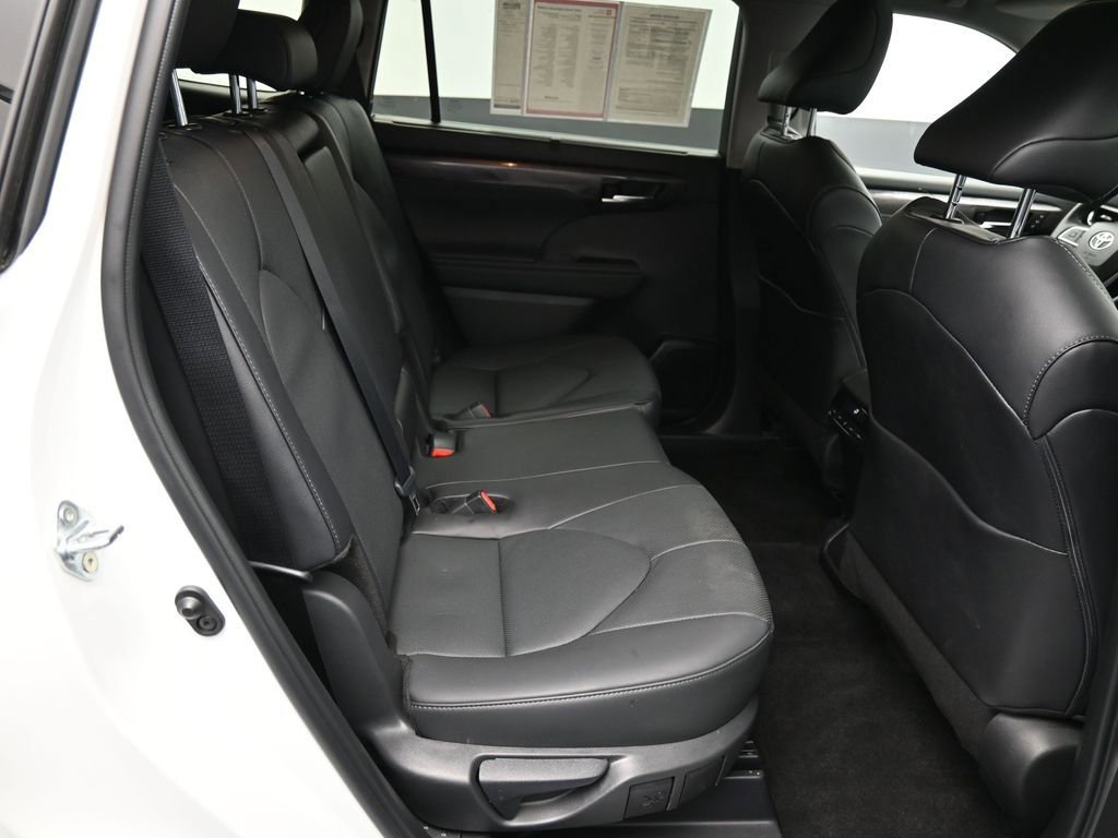 Used 2024 Toyota Highlander Limited AWD/4WD image 26