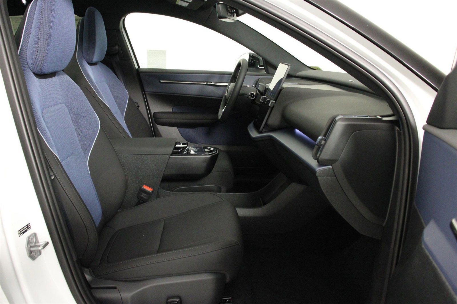 New 2025 Volvo EX30 Plus w/ Protection Package Premier image 10