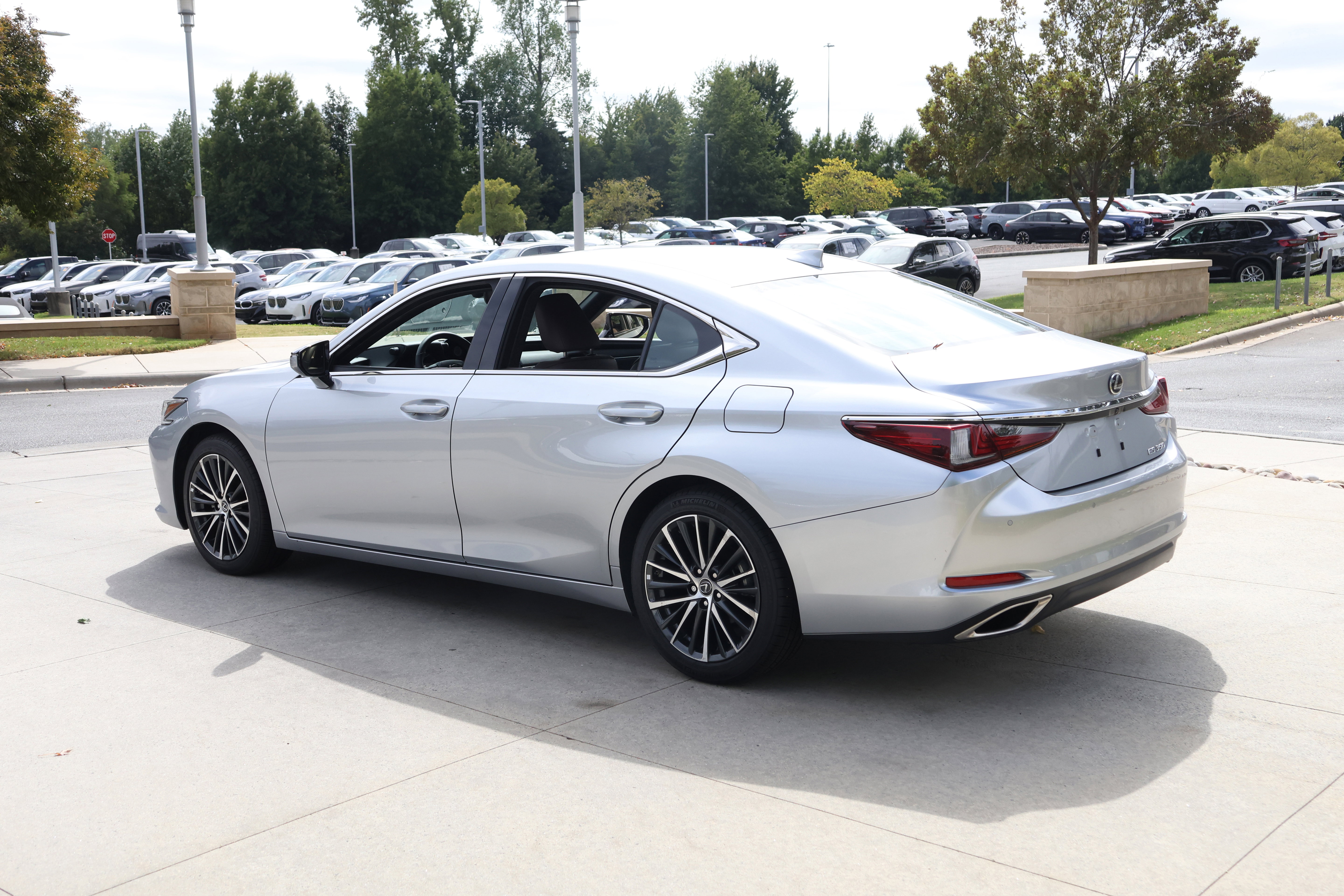 Used 2025 Lexus ES 350 w/ Premium Package image 7
