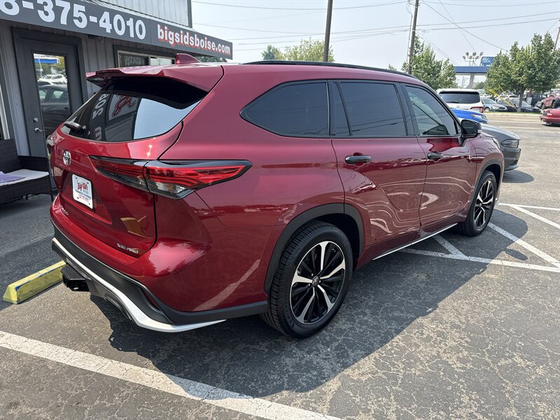 Used 2022 Toyota Highlander XSE AWD/4WD image 4