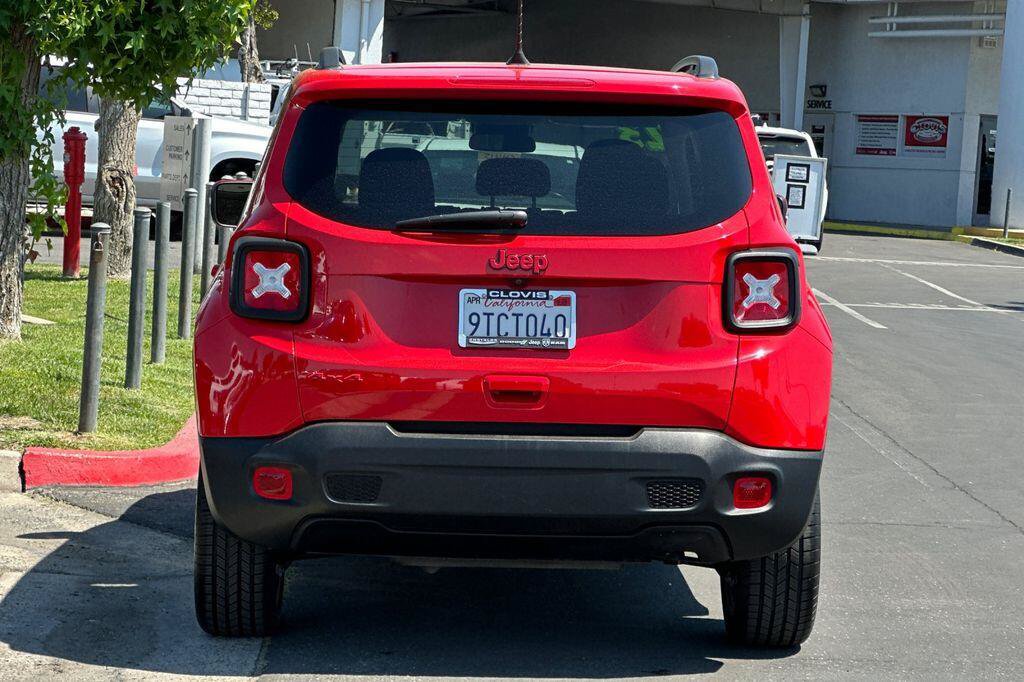 Used 2023 Jeep Renegade Latitude w/ Sun/Sound Group AWD/4WD image 5