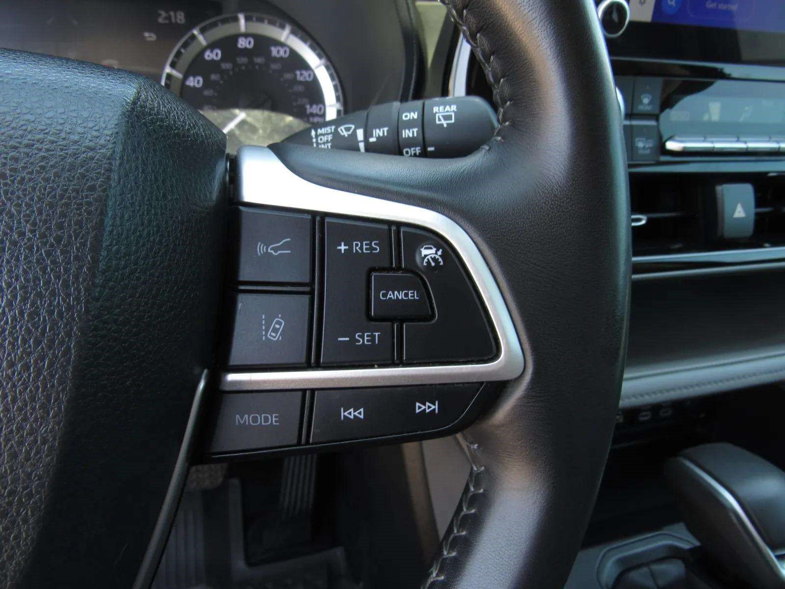 Used 2023 Toyota Highlander LE FWD image 24