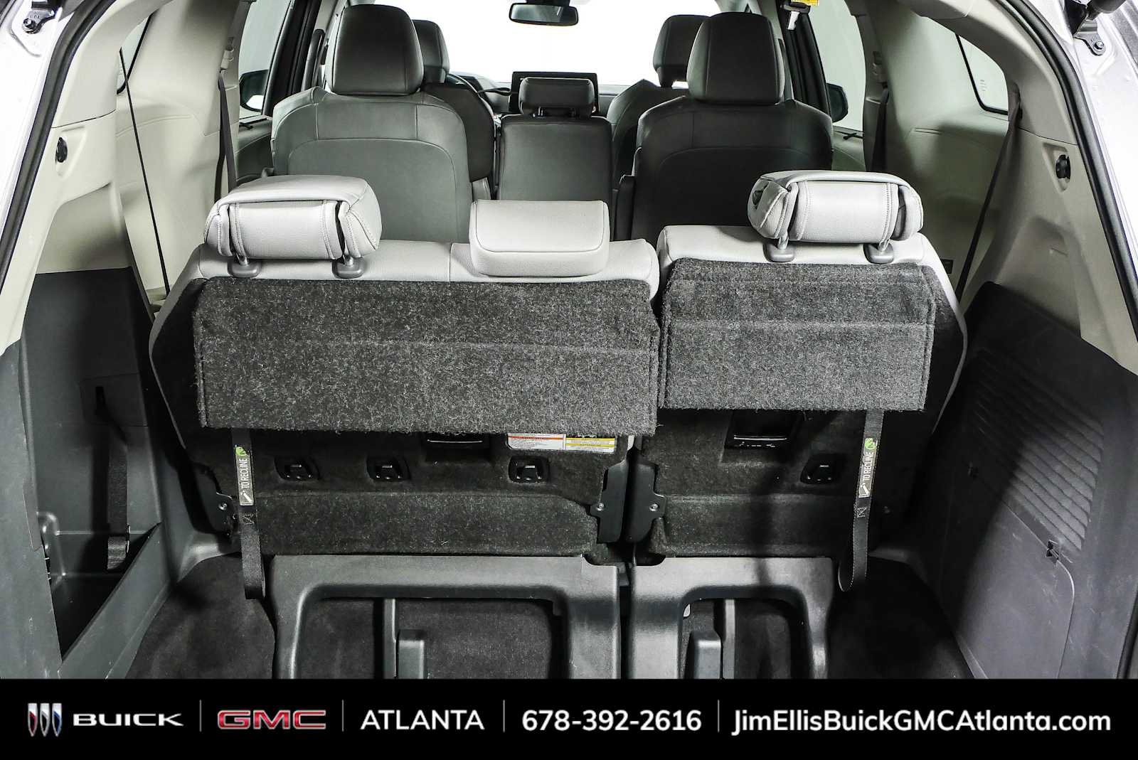 Used 2024 Toyota Sienna XLE FWD image 31
