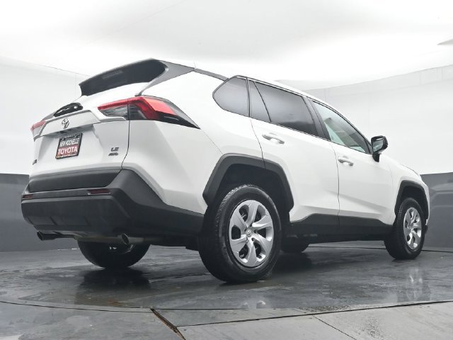 Certified 2025 Toyota RAV4 LE AWD/4WD image 31