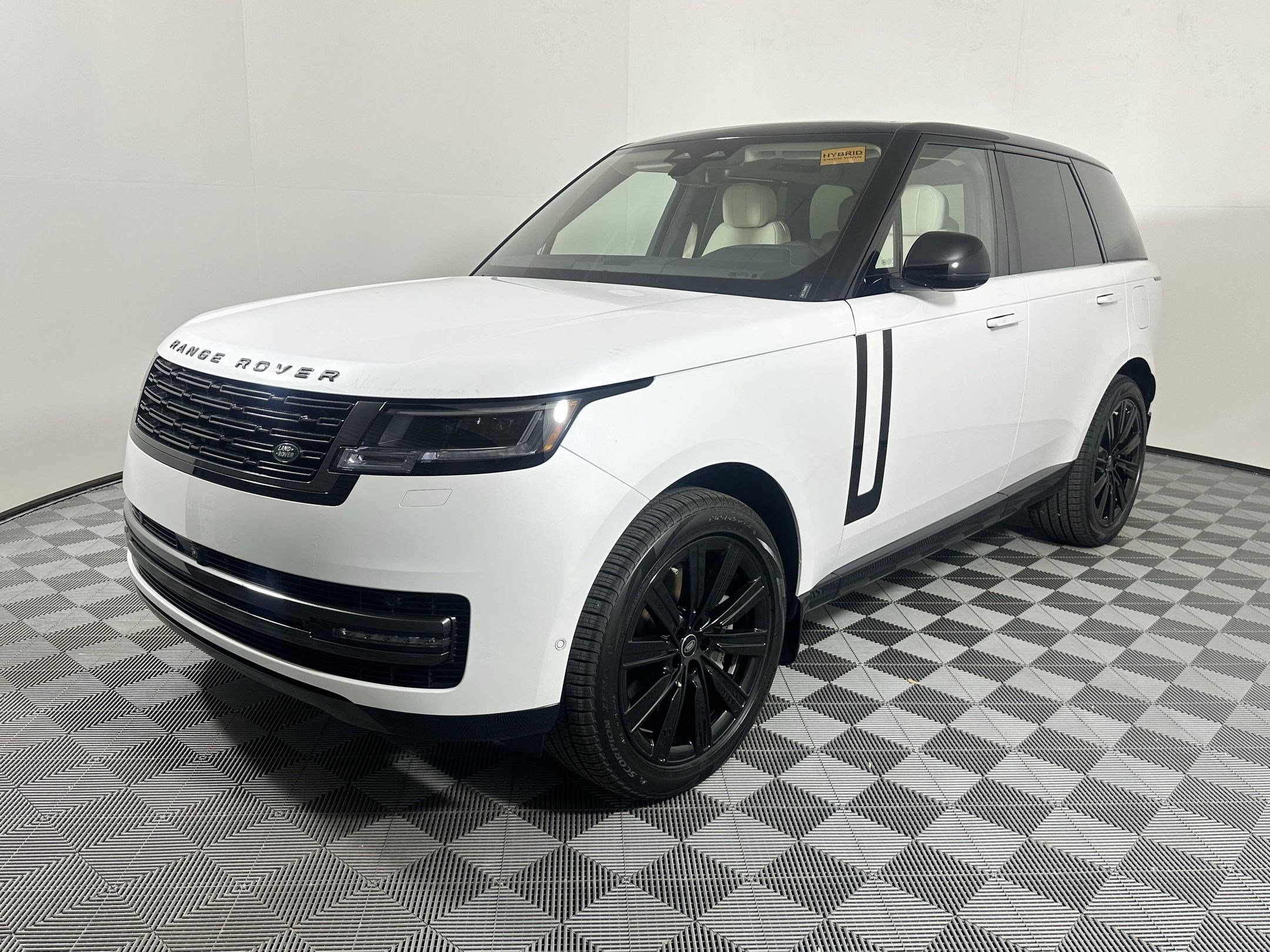 New 2025 Land Rover Range Rover SE