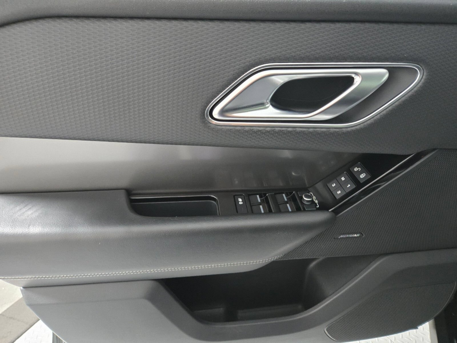 Used 2019 Land Rover Range Rover Velar S AWD/4WD image 22