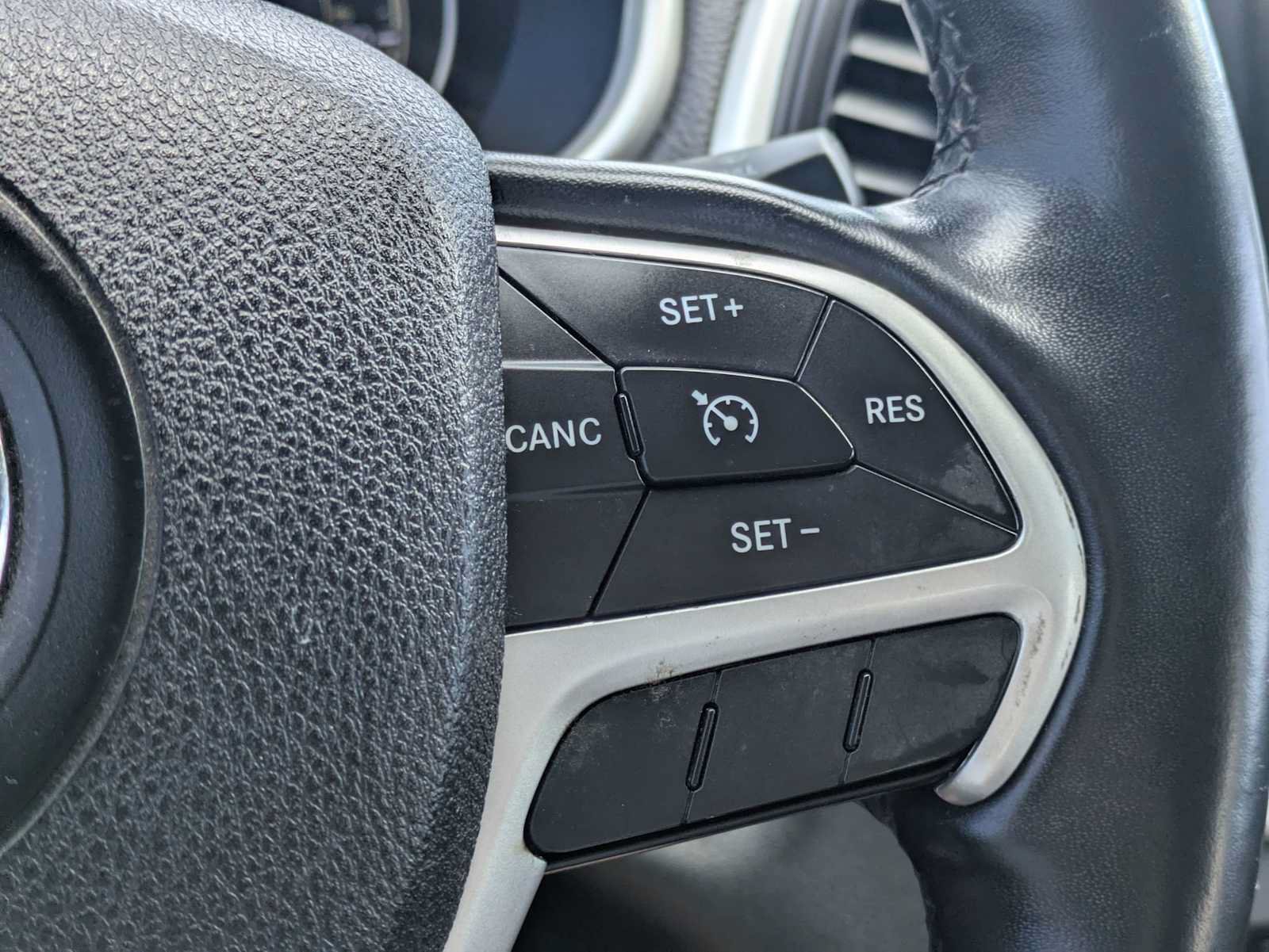 Used 2015 Jeep Cherokee Trailhawk w/ Comfort/Convenience Group AWD/4WD image 27